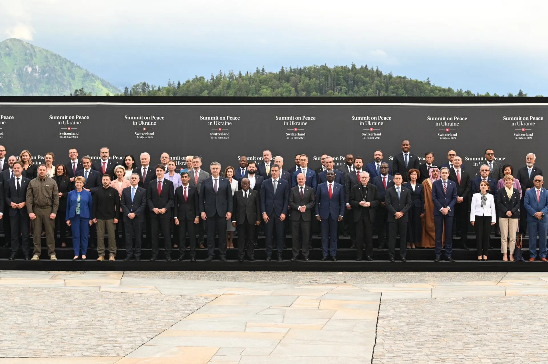 Фрагмент совместной фотографии во время саммита в Швейцарии — Ермак и Зеленский слева