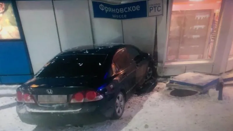 Проклятое место: три машины по очереди влетели в автозаправку в Щелково