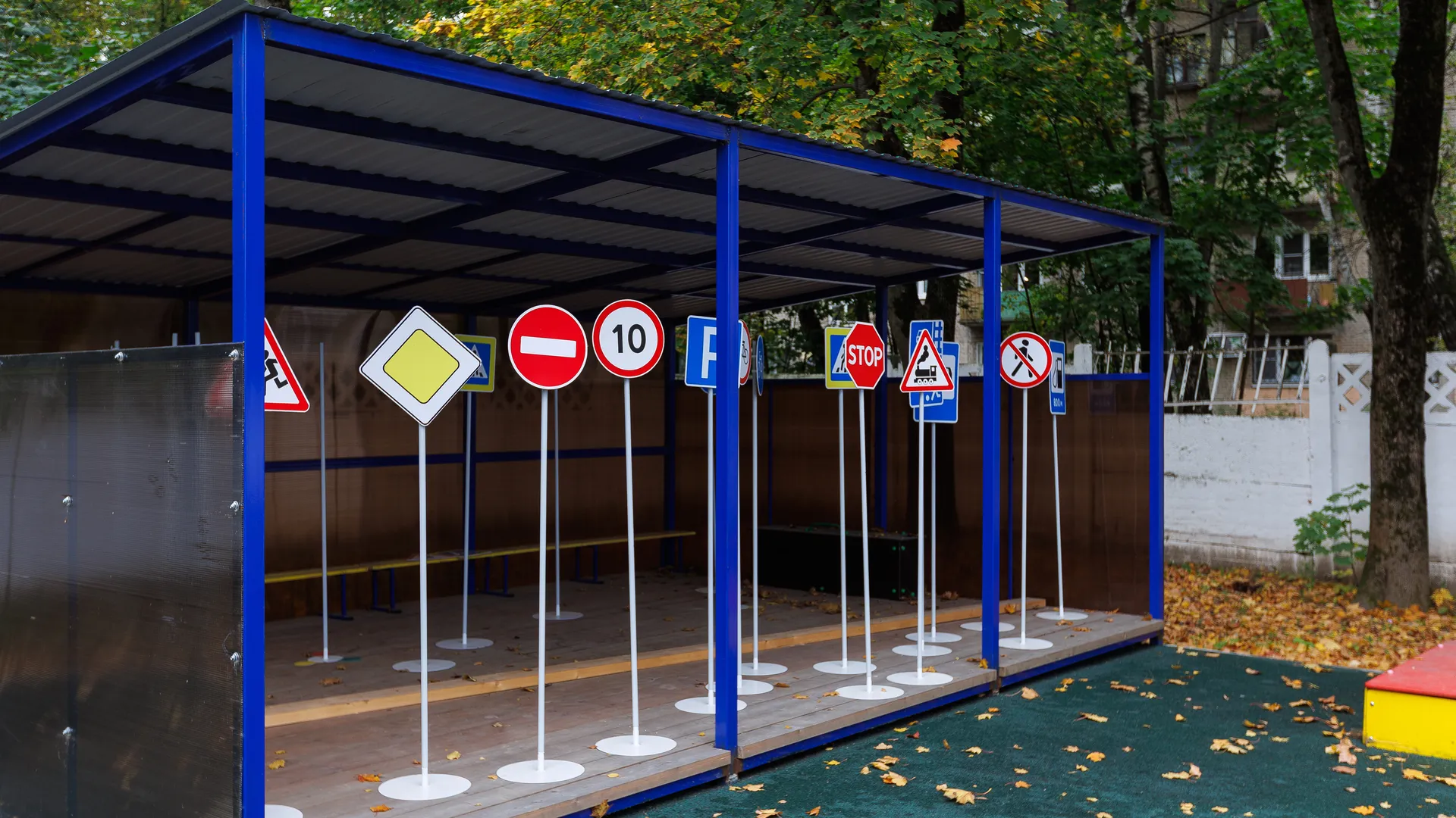 Дорожные знаки на игровой площадке начальной школы гимназии №11 после капремонта в Королеве