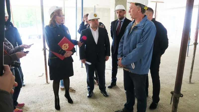Массу нарушений на строительстве многоярусной парковки выявили в Одинцово