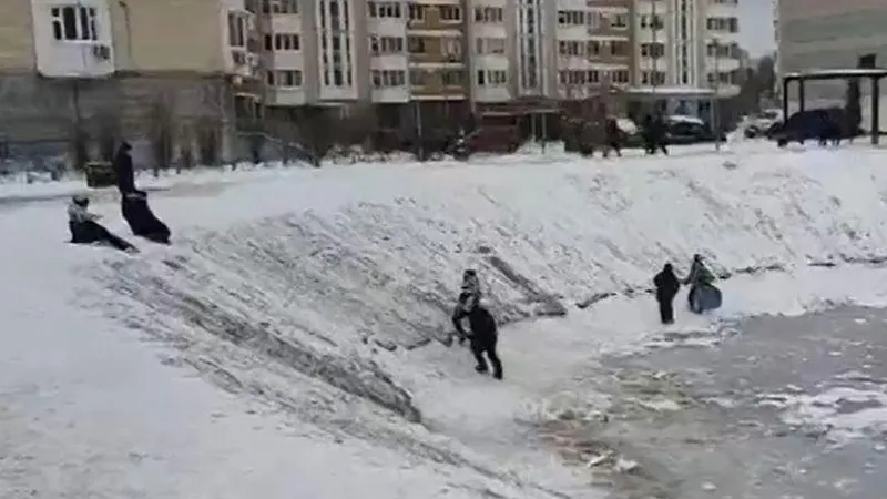 «Вставать на лед запрещено»: жители Подмосковья осудили родителей, чьи дети гуляют по водоемам
