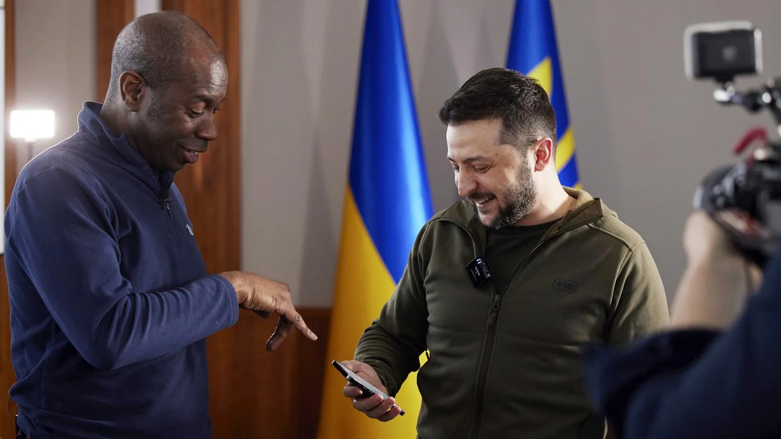 Президент Украины Владимир Зеленский с репортером Клайвом Майри во время интервью телеканалу Би-би-си, Киев, 14 апреля 2022 года. Ukraine President/Ukraine President