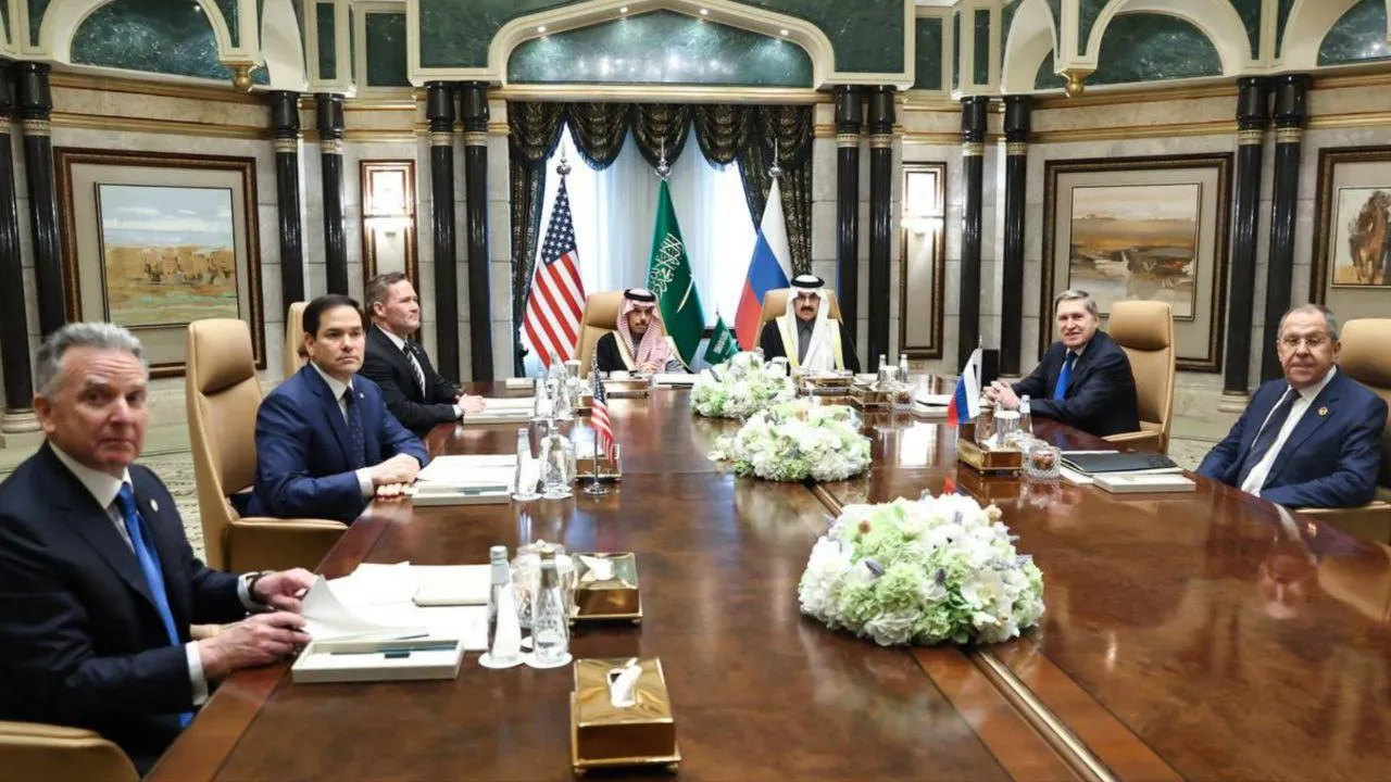 Члены делегаций РФ и США начали переговоры в Эр-Рияде