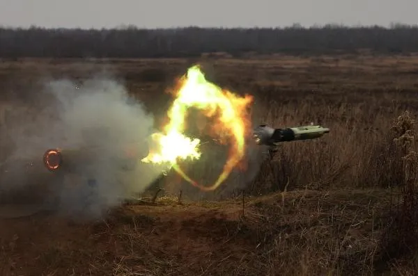 Военнослужащий проводит боевые стрельбы из ПТРК «Фагот»