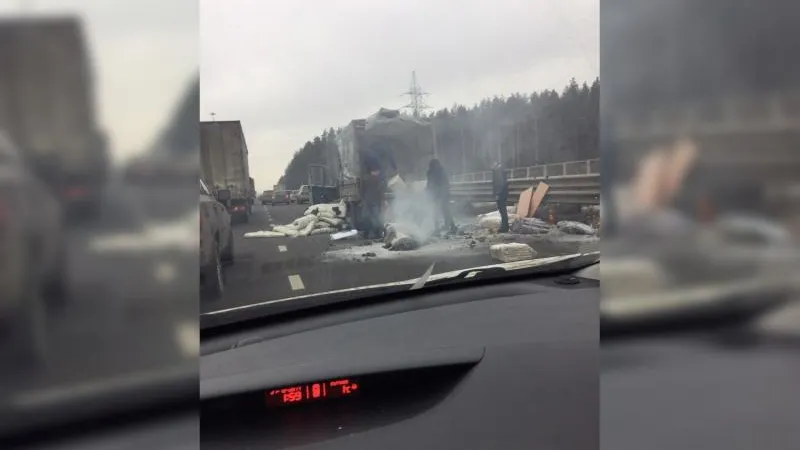 Ретро-матрасы загорелись в грузовике на дороге под Подольском
