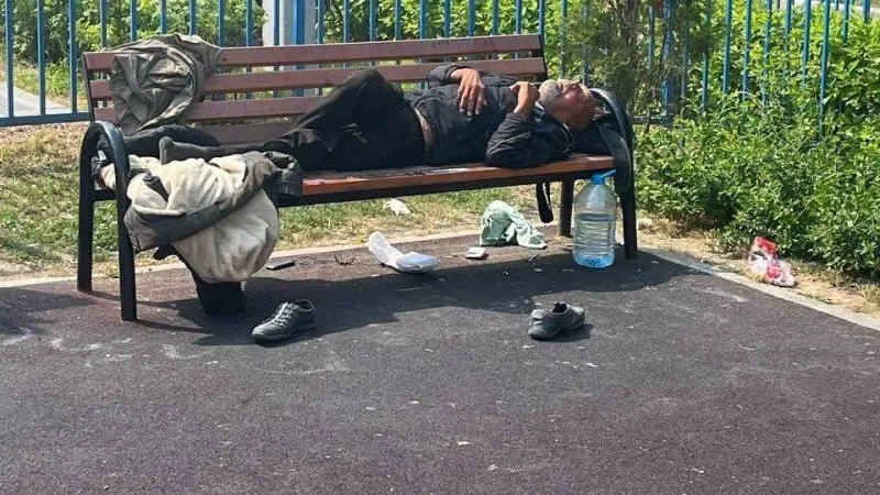 На маргинальных личностей, оккупировавших двор и детскую площадку, пожаловались жители Домодедово