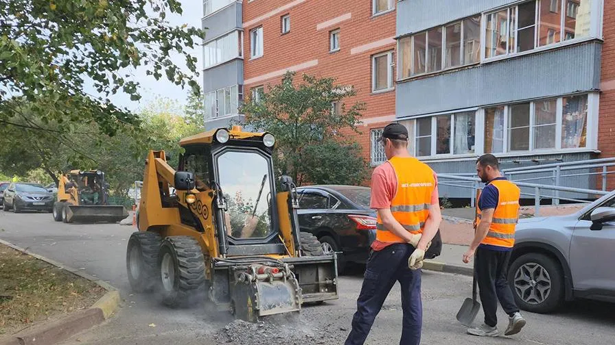 В Г.о. Пушкинский во дворах многоэтажек выполняют ямочный ремонт