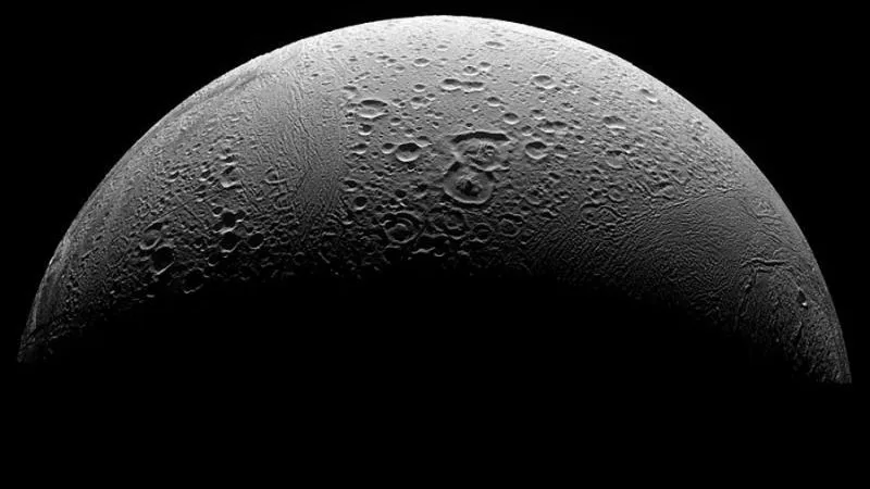 В NASA считают, что в прошлом спутник Сатурна Энцелад изменил свою ось вращения
