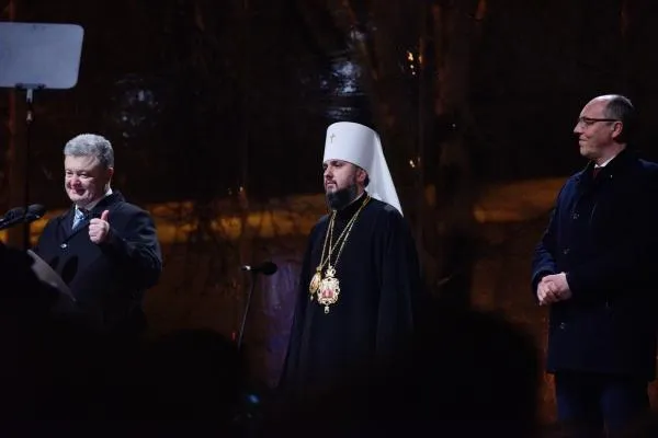 Петр Порошенко, епископ новой Украинской православной церкви Киевского патриархата (УПЦ КП) Епифаний, председатель Верховной рады Украины Андрей Парубий на «объединительном соборе» на Софийской площади в Киеве, 2019 год