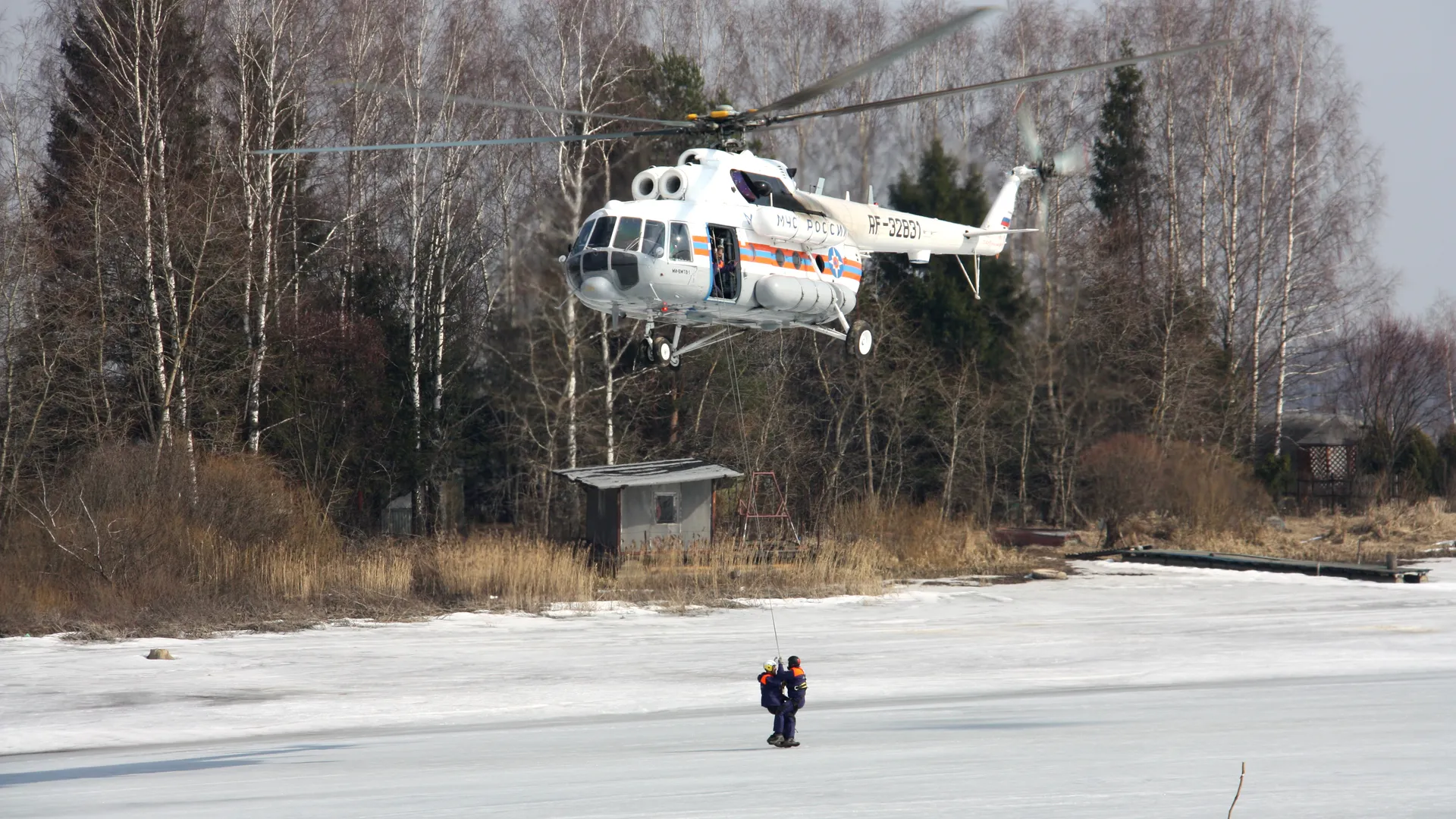 Только профессионалы: спасатели объяснили, почему добровольцев не допускают к работам