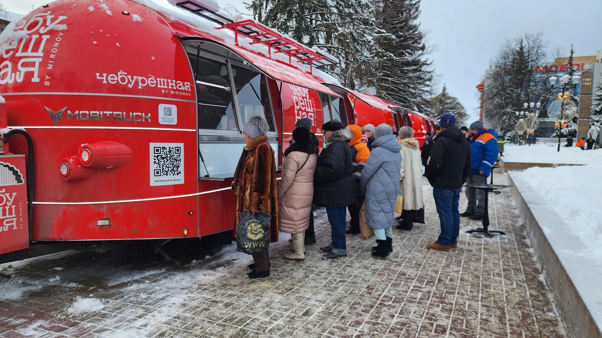 Три фудтрака с бесплатной едой для местных жителей и аварийных бригад начали работать в Климовске