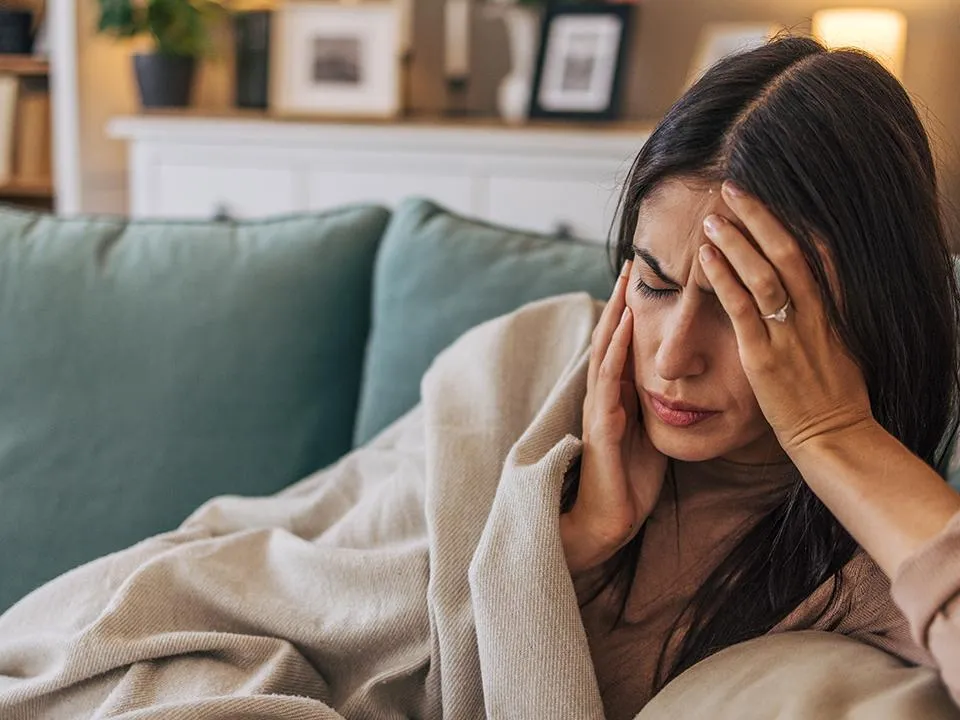 «Нагрузка на сердце»: врач раскритиковал борьбу с мигренью трендовыми советами из соцсетей