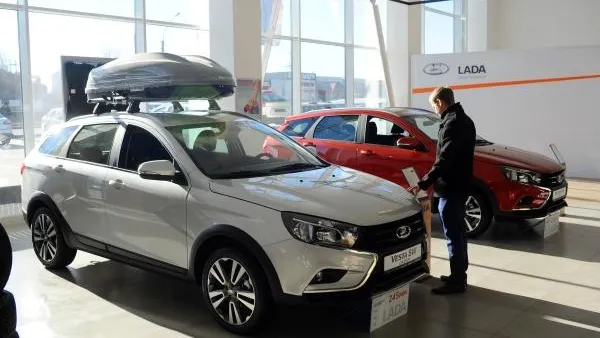 По обновленной цене LADA Vesta можно купить Mercedes или Bentley