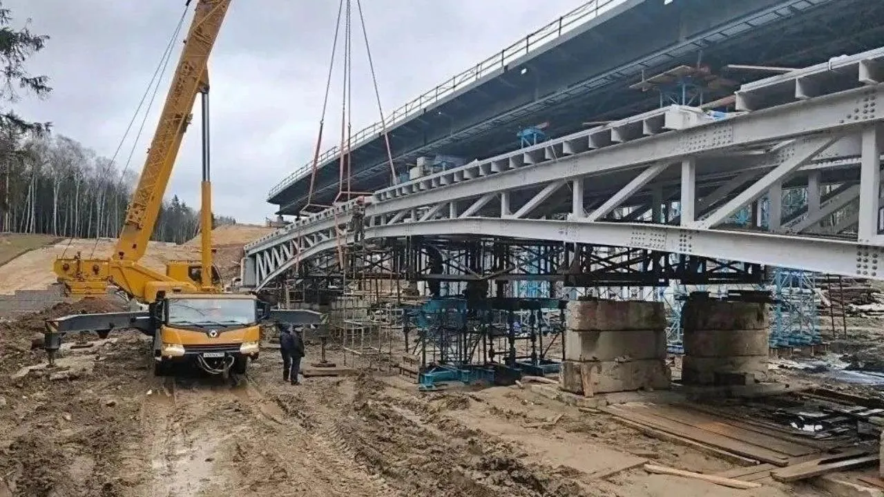 На пешеходном мосту через реку Синичку в Красногорске начали монтаж пролета