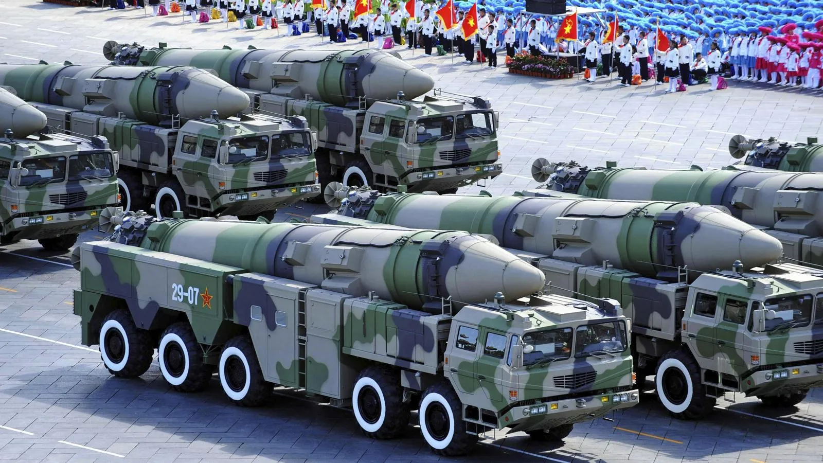 Ракеты класса «земля-земля» DF-21 на параде в честь празднования 60-й годовщины основания Китайской Народной Республики, Пекин, 1 октября 2009 года. Zhang Guojun