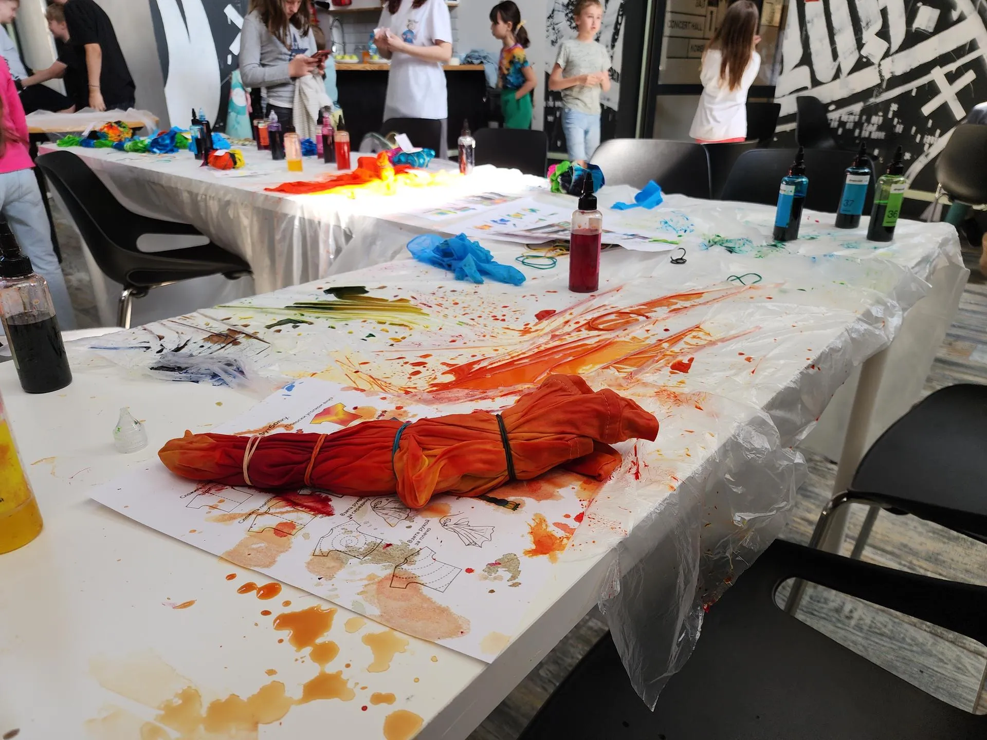 Обязательное скручивание одежды для достижения эффекта «тай-дай». Фото: Иван Петрушин