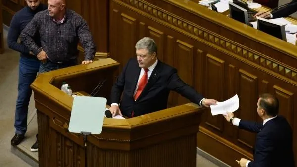 Украинский журналист объяснил, почему Порошенко сократил сроки военного положения