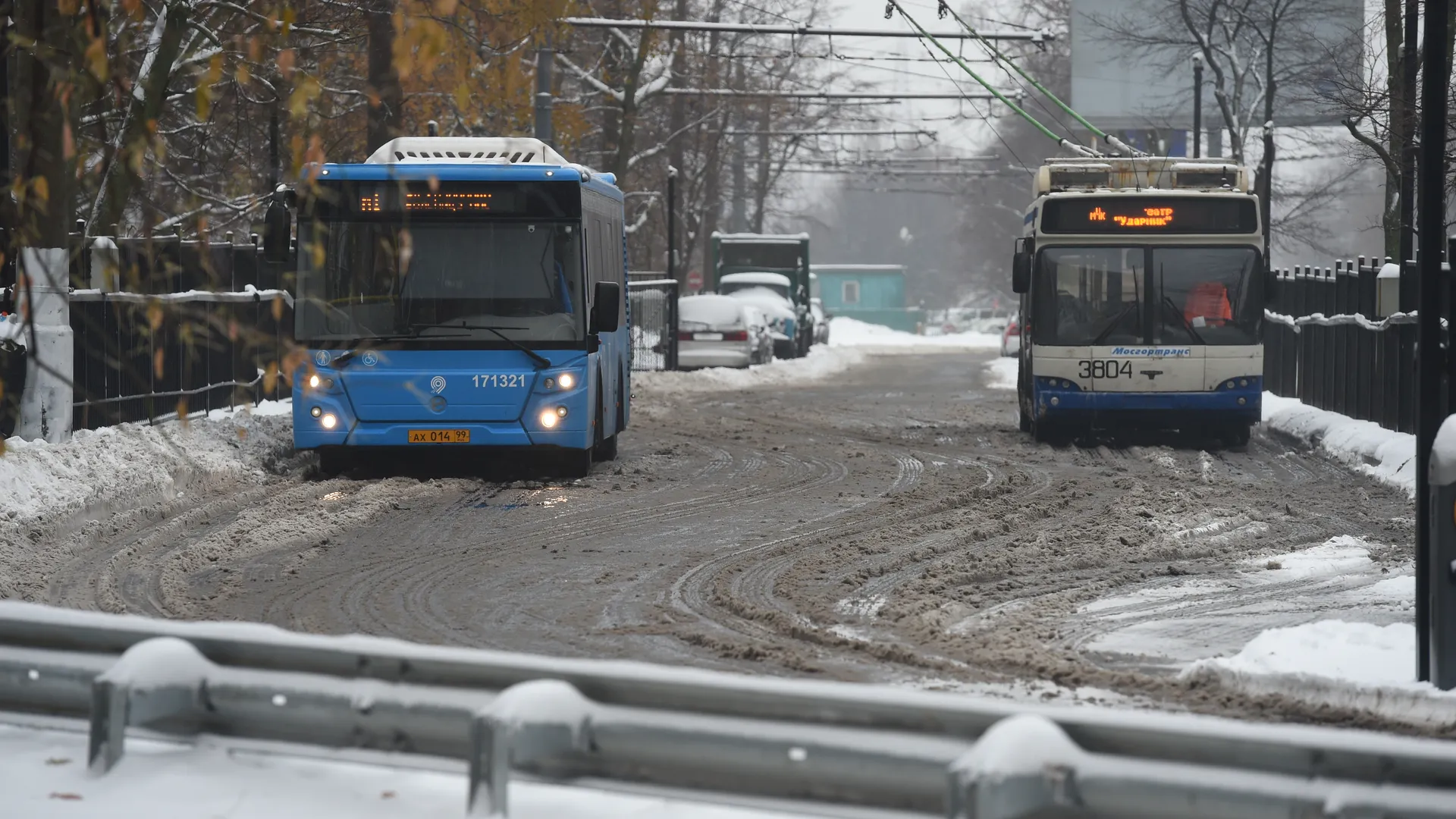 Стекло разбито, но обстрела не было: в администрации Подольска прокомментировали инцидент в троллейбусе