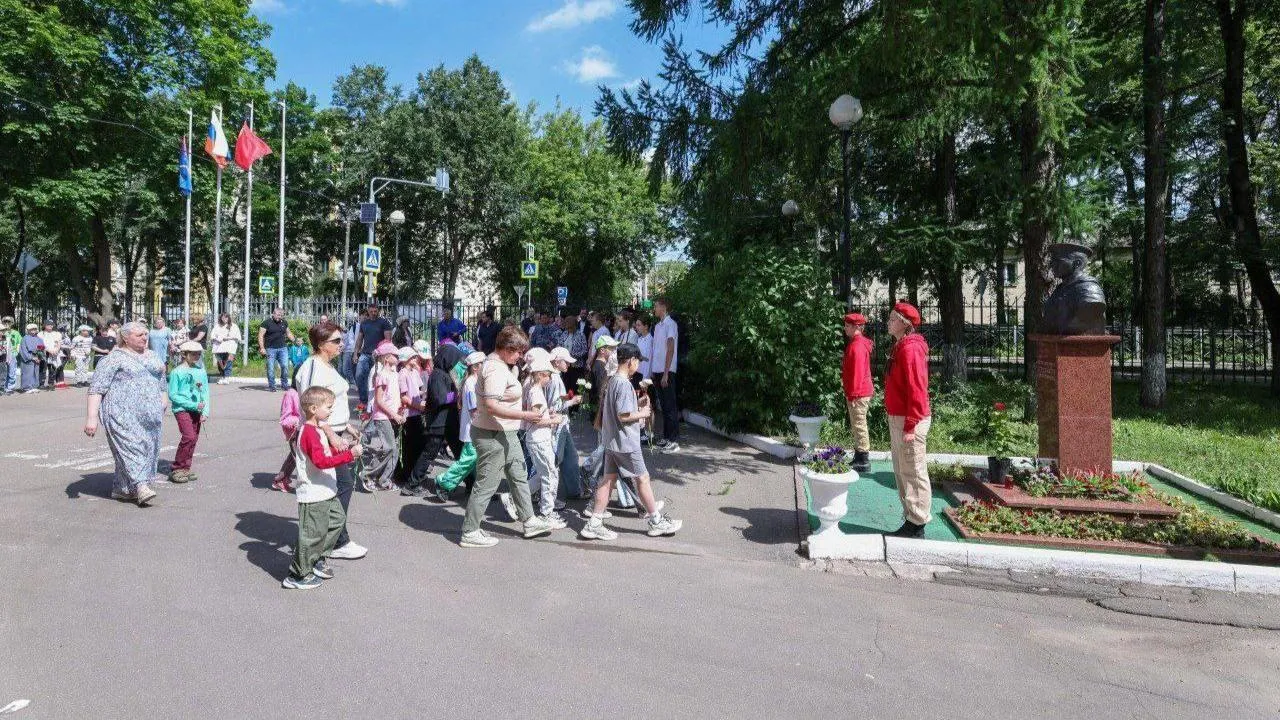 Церемония возложения цветов к бюсту Героя России Александра Монетова прошла в Подольске