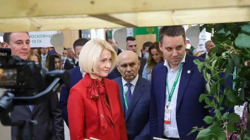 Виктория Абрамченко и Дмитрий Патрушев осмотрели стенд Подмосковья на выставке «Золотая осень»