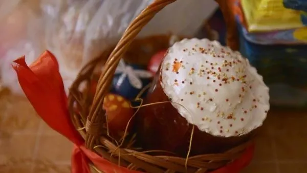 Восемь сотен куличей подарило «Мострансавто» пассажирам в Пасху