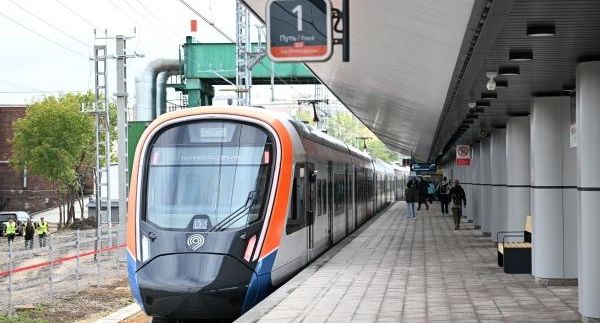 Мужчина попал под электричку в Москве и остался жив