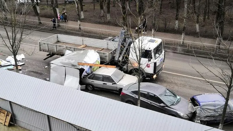 Восьмерых одним ударом: манипулятор «выбил страйк» из машин в Одинцово