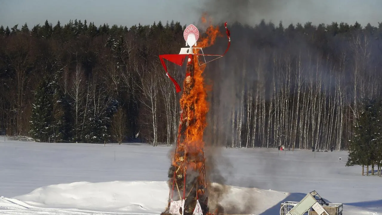 В музее-заповеднике «Горки Ленинские» сожгли самое высокое чучело Масленицы в стране