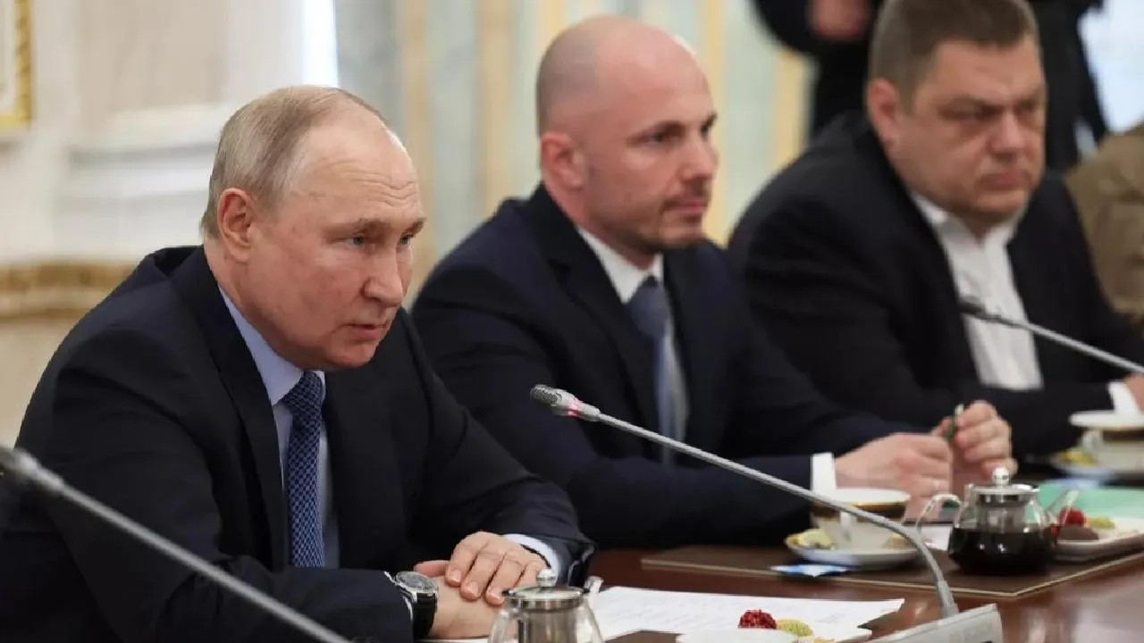 Путин заявил, что в России нет необходимости вводить военное положение