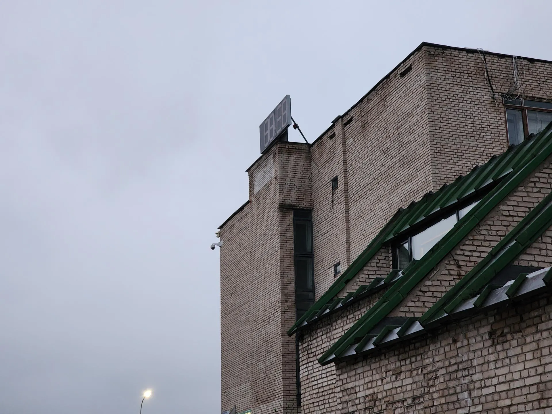 Сломанные часы в центре Черноголовки.&nbsp;Фото: Иван Петрушин