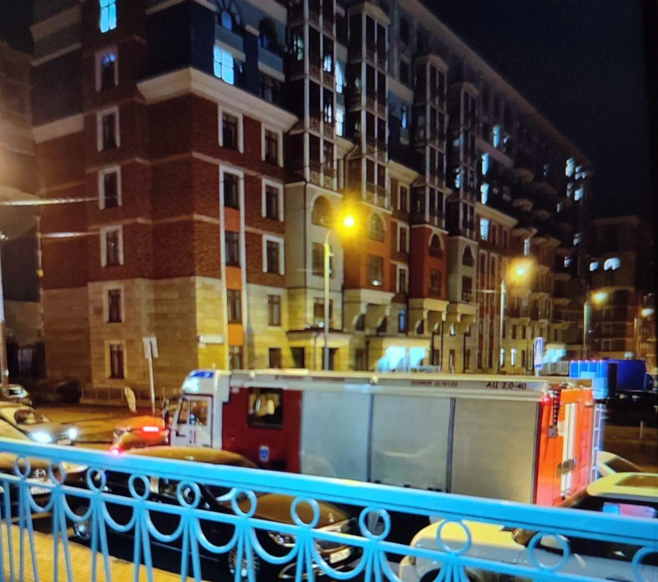 Машина застряла во дворе ЖК. Фото: Телеграм-канал «Видный город». https://t.me/vidno_mos/3423