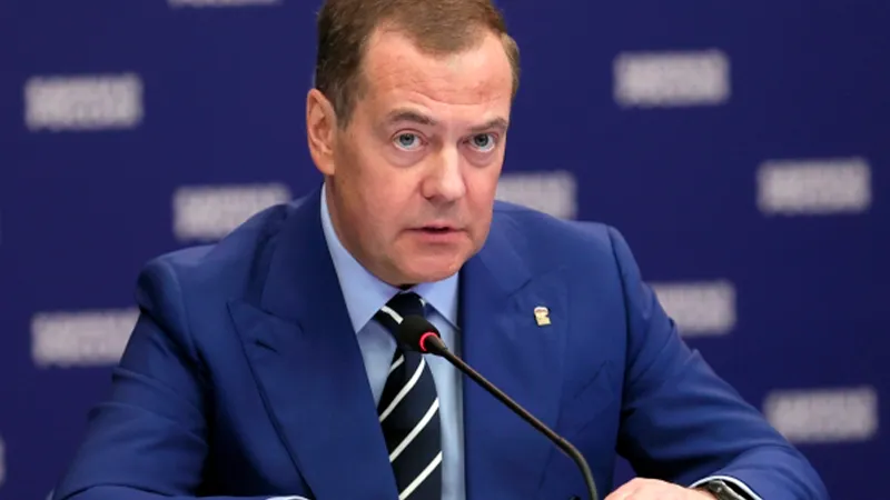 «Ему надо будет подписать то, что ему скажут»: Медведев прокомментировал поведение Зеленского