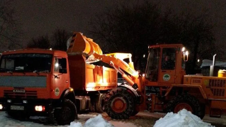 Порядка 140 рабочих участвуют в уборке снега и наледи сегодня утром