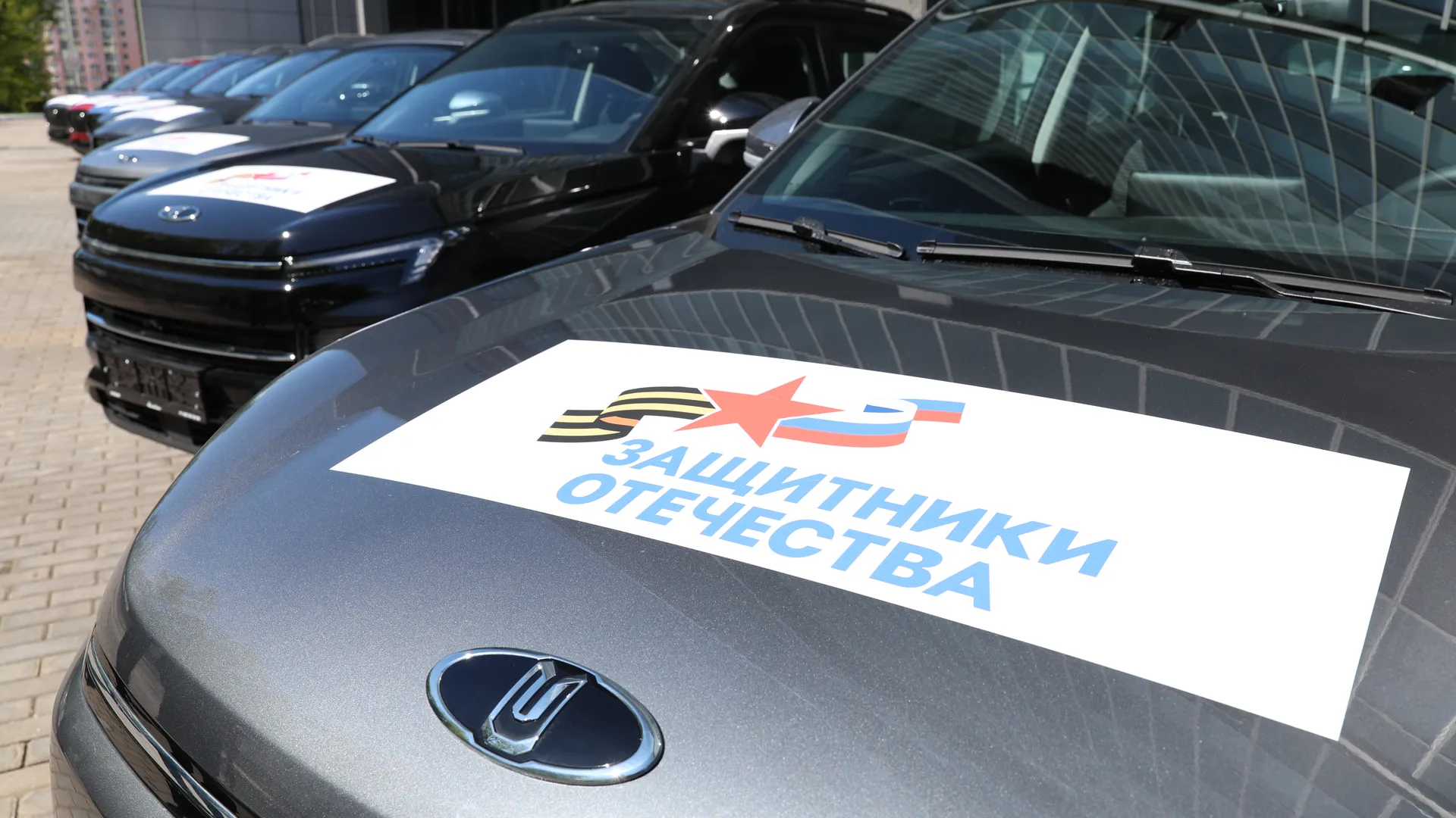 Участникам СВО вручили ключи от автомобилей с ручным управлением