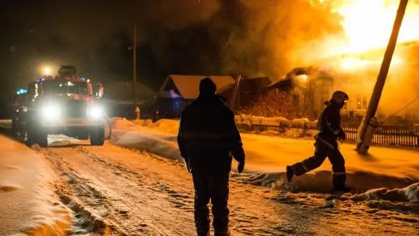 Пожарные ликвидировали возгорание в частном доме в Можайском округе