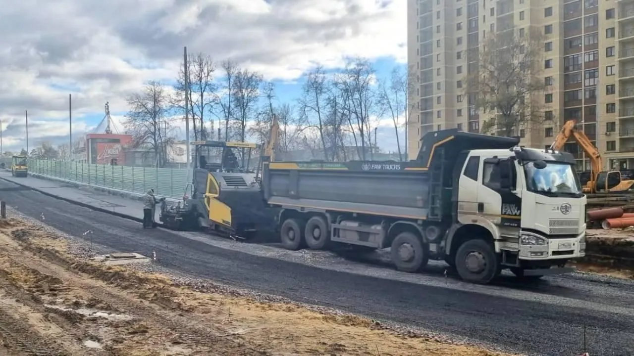 Укладка асфальта завершилась на строящемся путепроводе у платформы «Быково»