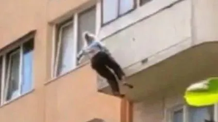 Жителей Серпухова удивила отчаянная пенсионерка, спускающаяся из окна на простынях