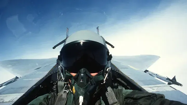 Песков пояснил, зачем к борту с летящим в Москву Токаевым направили российские Су-35