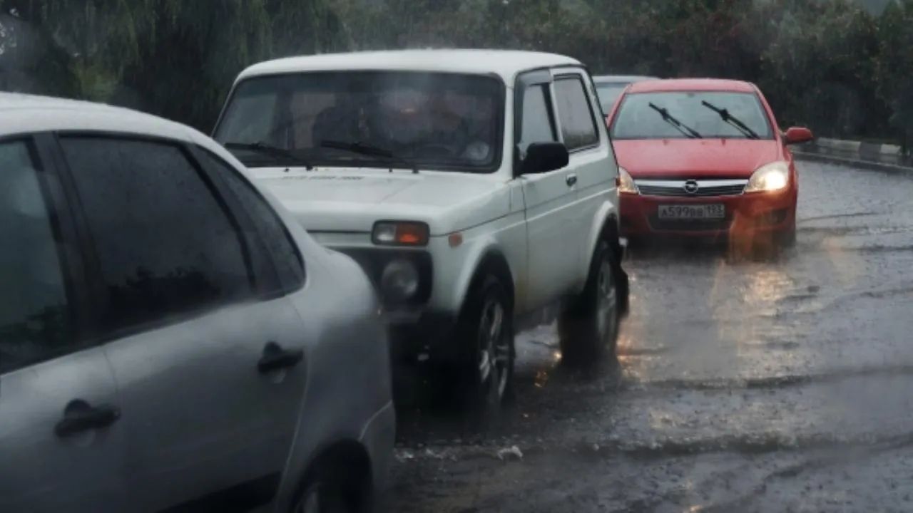 Сильные дожди привели к обрушению автомобильного моста в Приморье