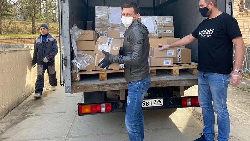 Максим Сураев и Александр Легков передали медикам Подмосковья мороженое и спортивное питание 
