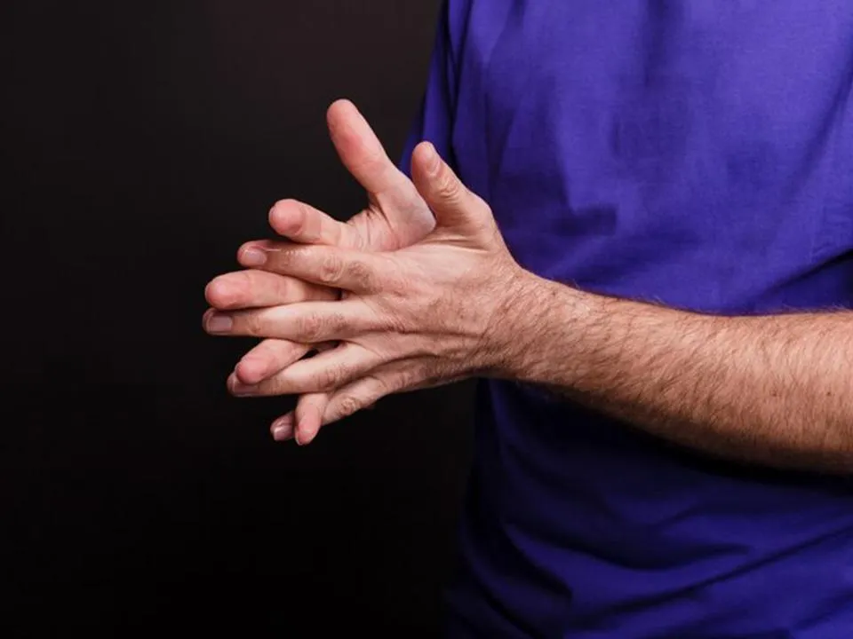 Может быть симптомом серьезных заболеваний: врач рассказал, почему возникает желание хрустеть пальцами