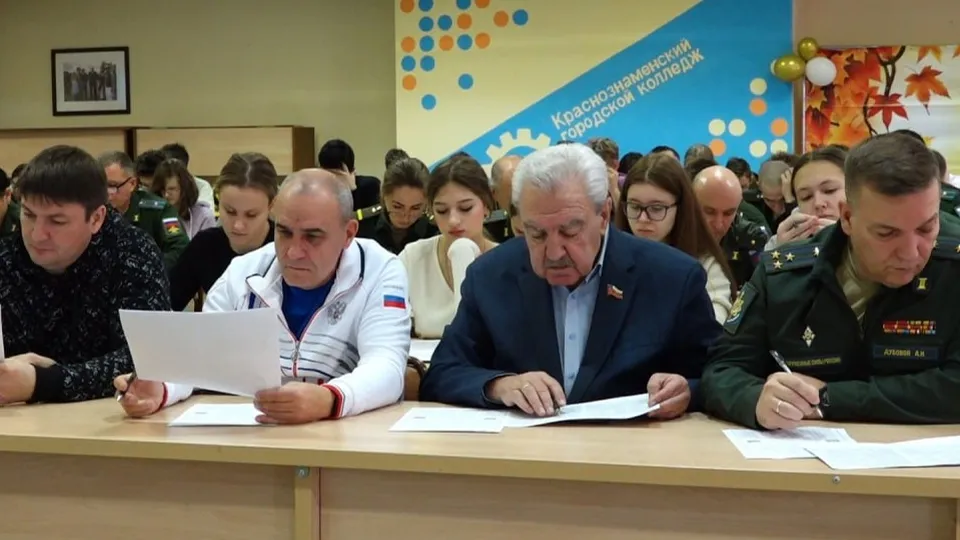 Зампредседателя Совета депутатов Виталий Кузьмин, глава города Владимир Пирогов, председаетль Совета депутатов Александр Мостковой, замначальника испытательного центра Андрей Дубовой Фото: администрация Краснознаменска