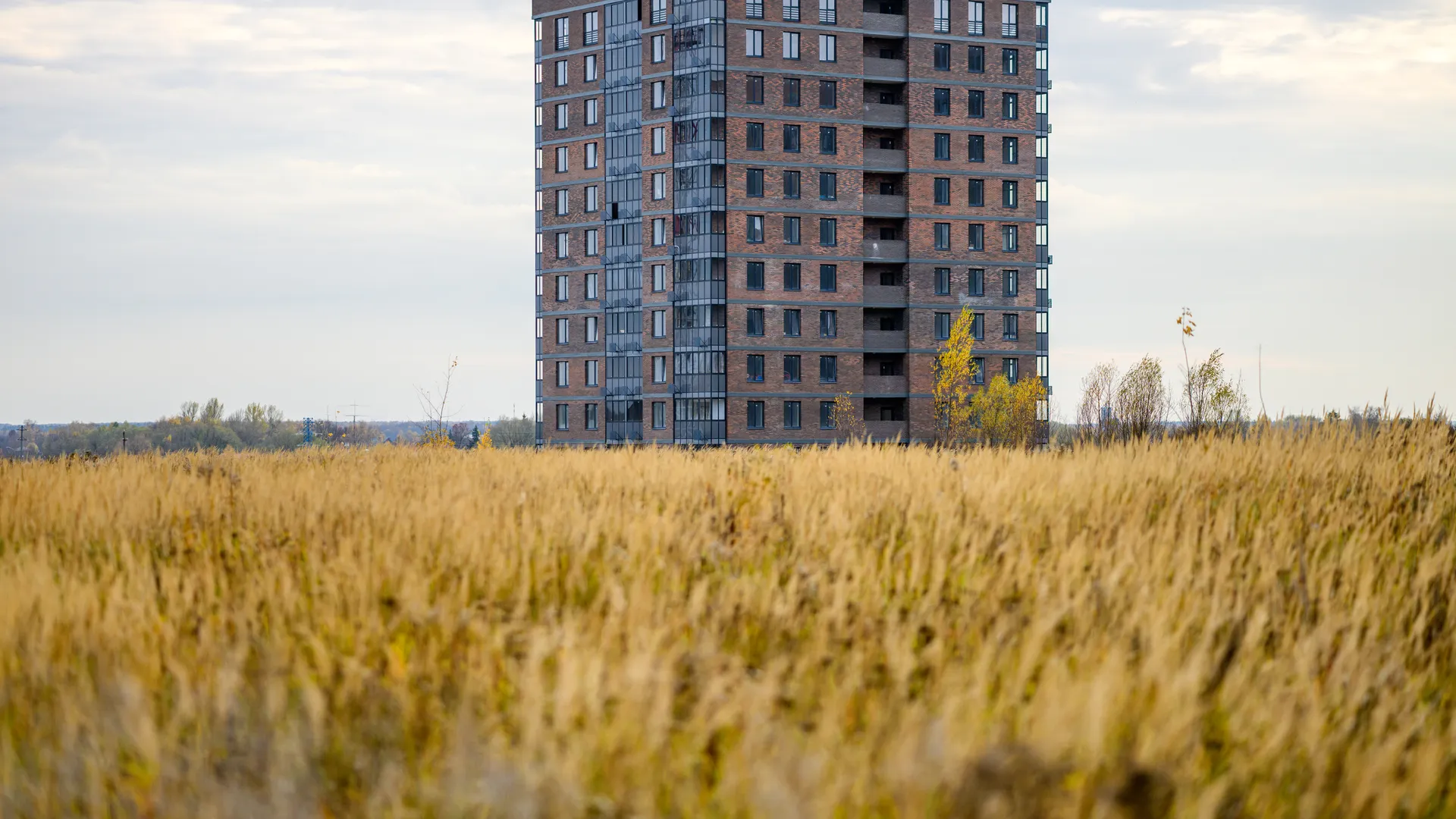 Многоквартирный дом в микрорайоне Авиационный в Домодедово осенью