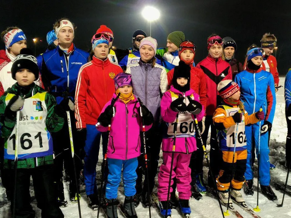 Участники старших групп сопровождают маленьких спортсменов на заезде.&nbsp;Фото: t.me/sport_chg