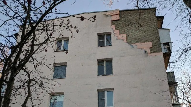 Ветер снес обшивку дома в Лобне