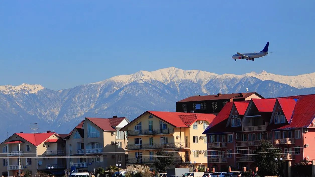 Небо над курортом закрыто: в аэропорту Сочи введен режим ограничения полетов