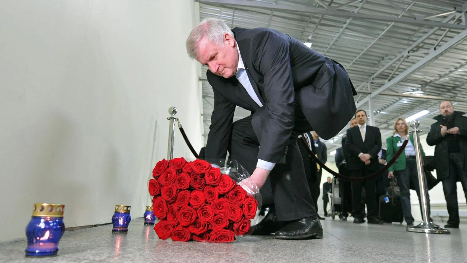 Премьер-министр Баварии Хорст Зеехофер возлагает цветы на месте теракта в аэропорту Домодедово, 10 апреля 2011 года. Peter Kneffel
