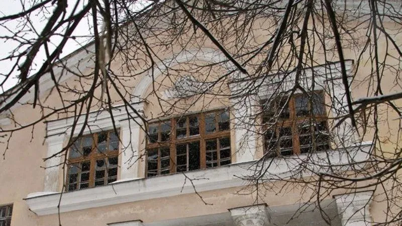 В Яхроме выставили на продажу аварийную техническую школу