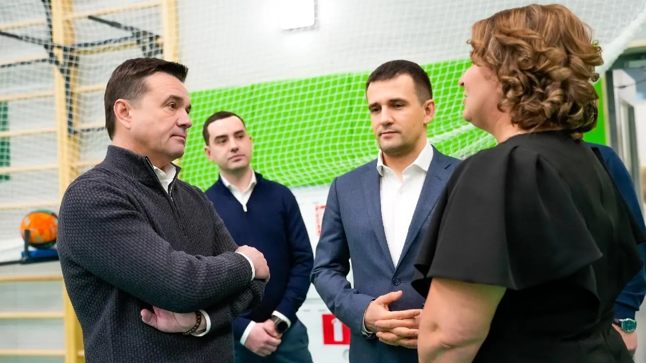 Андрей Воробьев проверил готовность новой школы в Ленинском округе, которая откроется после праздников