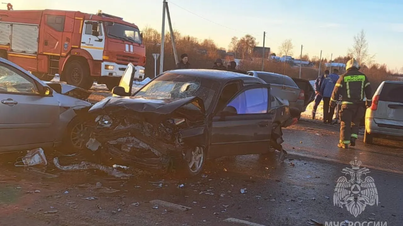 В массовом ДТП в Ивановской области пострадали 10 взрослых и трое детей